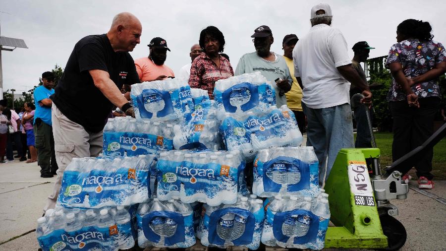 Autoridades estão distribuindo água mineral gratuitamente a 15.000 pessoas em Newark, nos EUA - SPENCER PLATT / GETTY IMAGES NORTH AMERICA / AFP