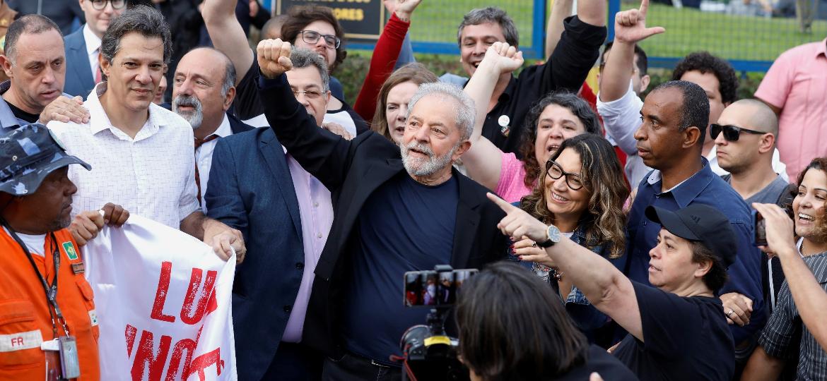 Lula após deixar prisão - REUTERS/Rodolfo Buhrer 