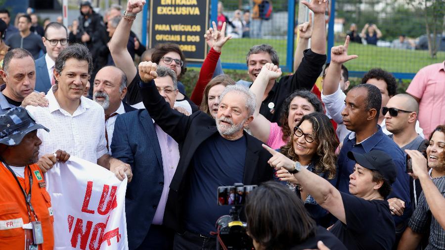 8.no.2019 - O ex-presidente Lula após deixar a superintendência da Polícia Federal em Curitiba - Rodolfo Buhrer/Reuters