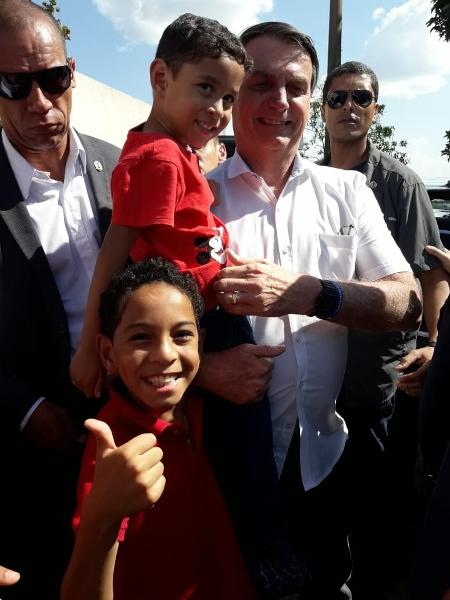 9.nov.2019 - Presidente Jair Bolsonaro abraça crianças em Brasília, um dia após Lula ser libertado - Arquivo pessoal