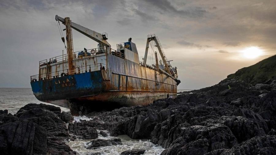 As impressionantes imagens do navio fantasma que encalhou na Irlanda após atravessar o Oceano Atlântico - Cathal Noonan/AFP