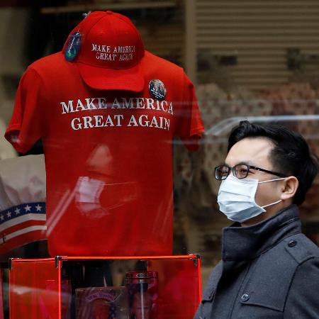 Homem caminha usando máscara em zona de compras de Nova York, nos Estados Unidos - Andrew Kelly/Reuters