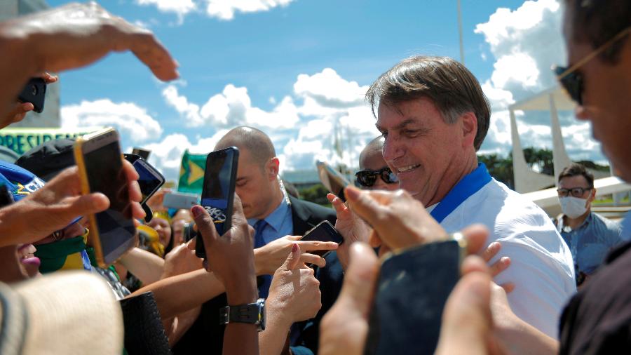 Presidente Bolsonaro se encontra com apoiadores em frente ao Palácio do Planalto apesar de recomendações de distanciamento social contra o coronavírus - ADRIANO MACHADO