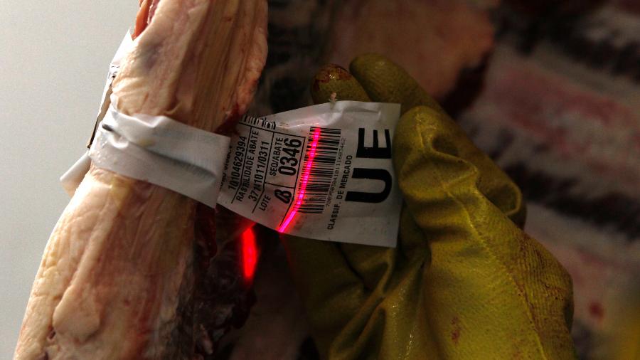 Processamento de carne em frigorífico da Marfrig em Promissão (SP) - Paulo Whitaker