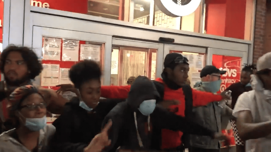 Manifestantes tentam impedir saque da Target em NY - Reprodução/Twitter