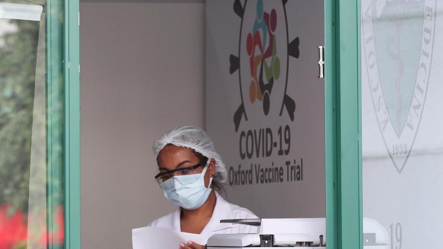 Funcionária no local onde são realizados os testes com potencial vacina contra covid-19 da AstraZeneca, da Universidade de Oxford, na Universidade Federal de São Paulo - 