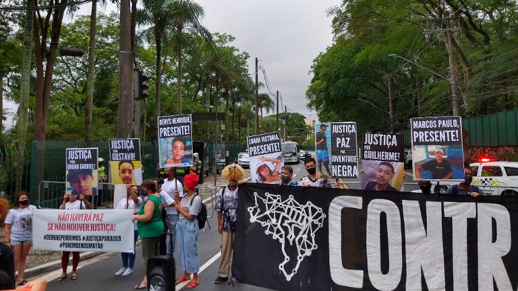 Familiares de mortos pela polícia em baile funk em frente ao Palácio dos Bandeirantes - Marcelo Oliveira/UOL - Marcelo Oliveira/UOL