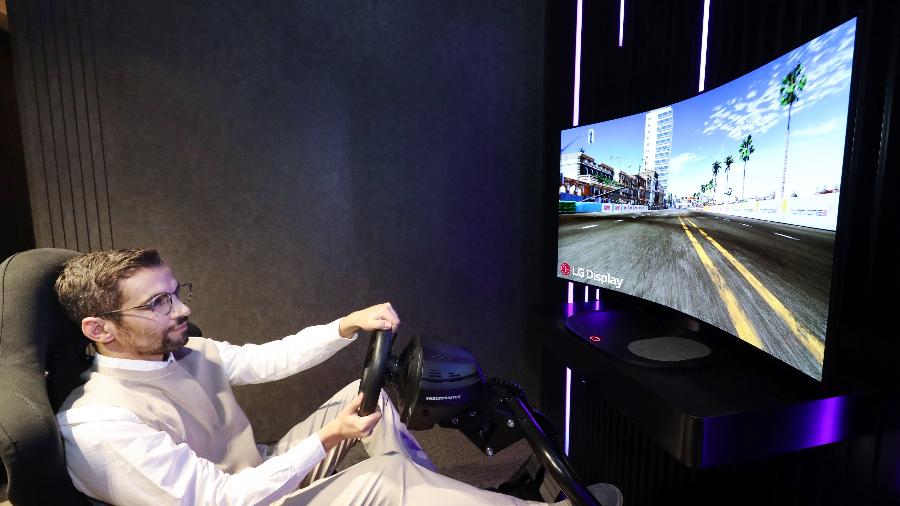 LG apresentou uma TV conceito com uma tela que se dobra para melhorar a experiência gamer - Divulgação