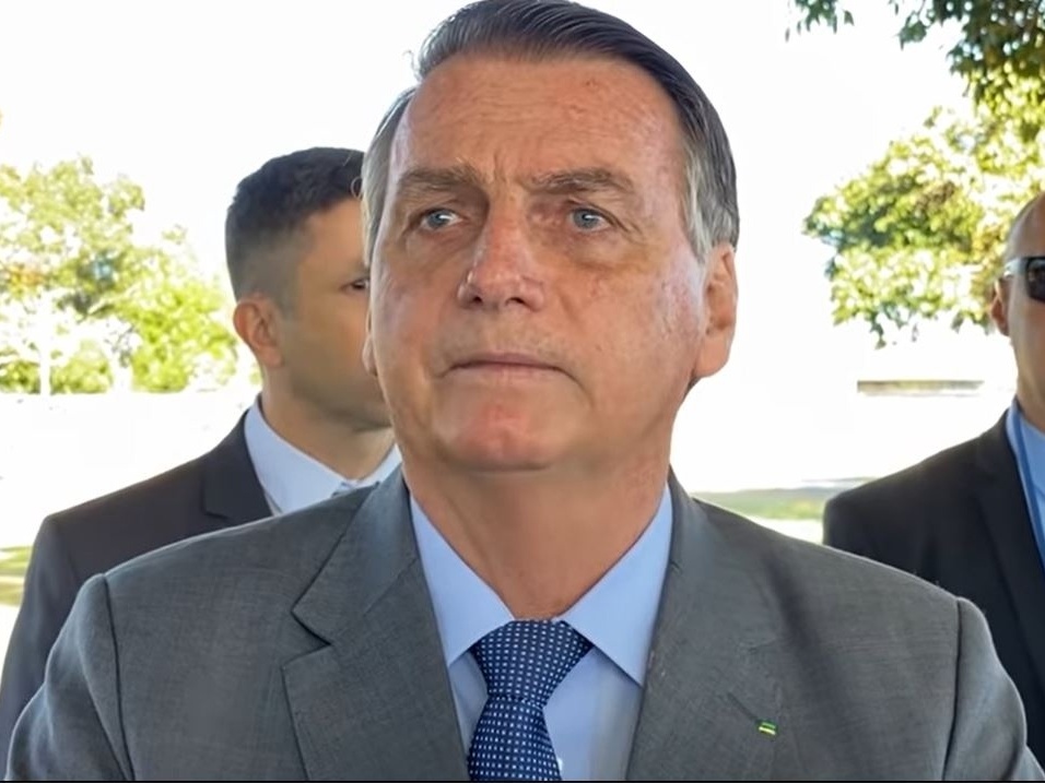 Brasileiros querem vacina e comida, mas Bolsonaro só pensa em golpe