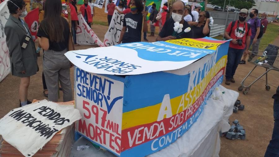 Caixão com logo da Prevent Senior em ato contra Bolsonaro em Brasília - Rafael Neves/UOL