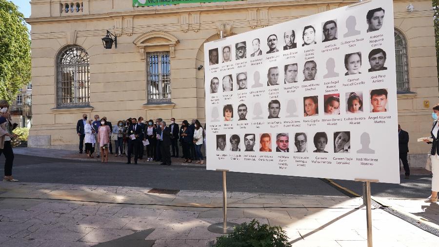 Na imagem: homenagens aos mortos por membro do ETA, na Praça da Memória, em Vitoria-Gasteiz, no País Basco - Iñaki Berasaluce/Europa Press via Getty Images