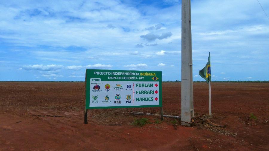 Placa com nomes de fazendeiros em plantação dentro da Terra Indígena Sangradouro, em Poxoréu (MT) - UOL
