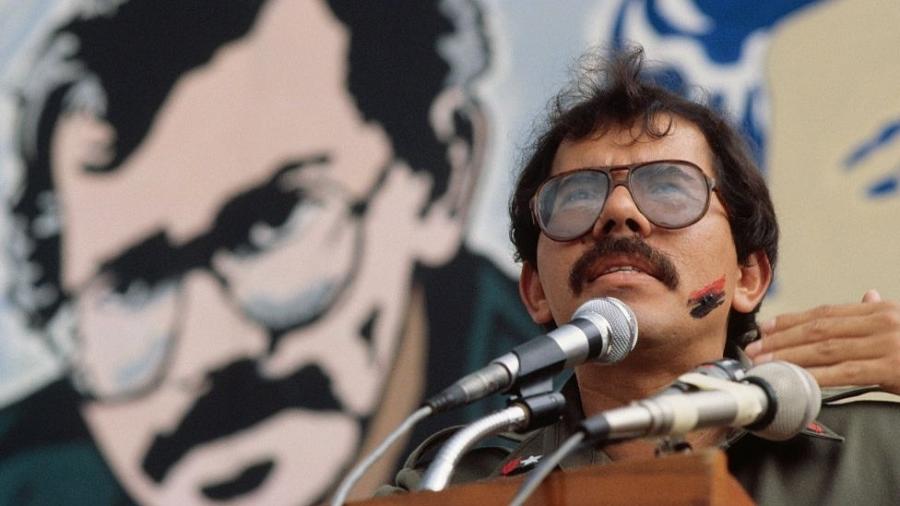 Daniel Ortega em 1984, quando assumiu o poder pela primeira vez - Getty Images