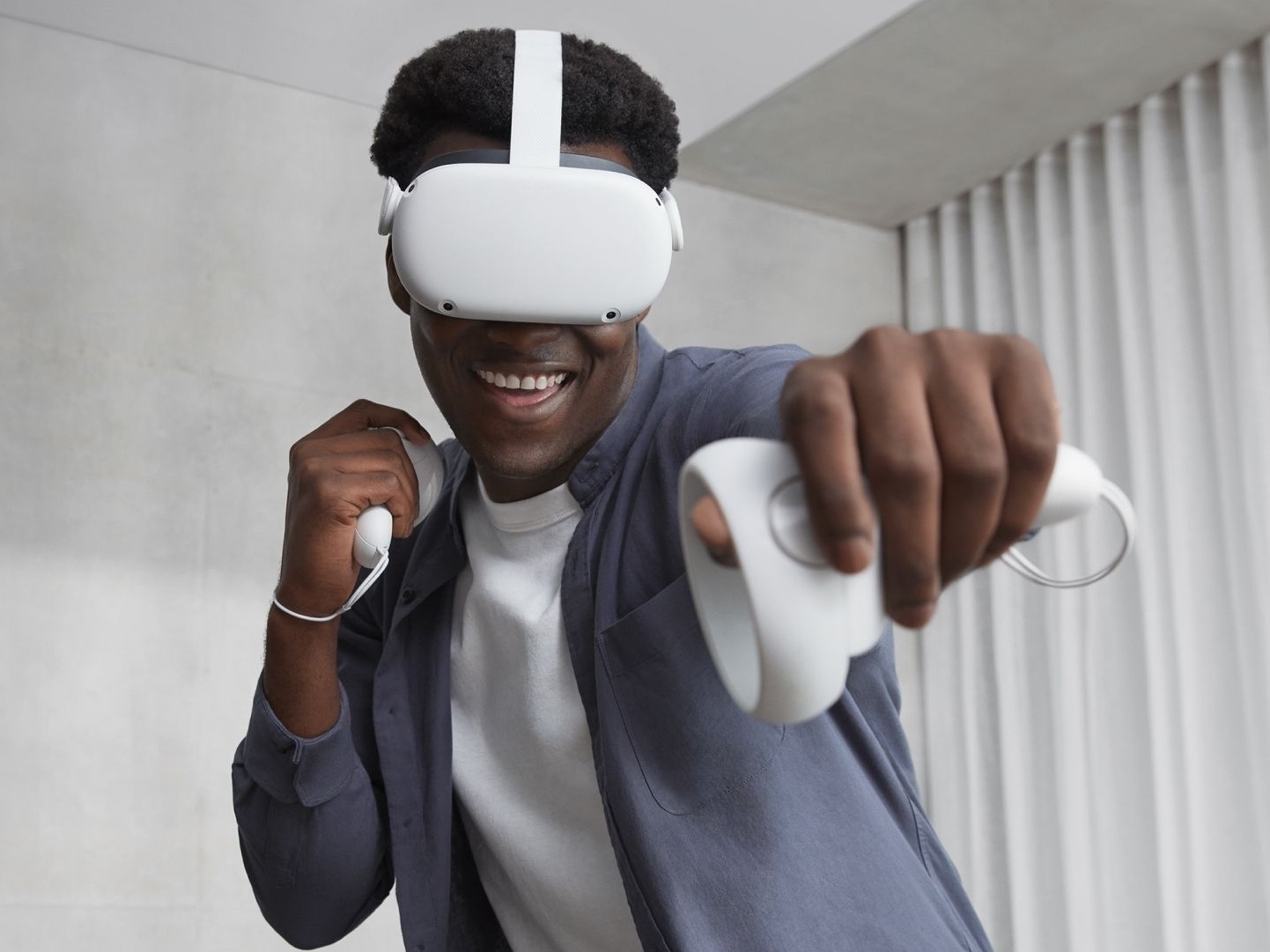 Rapaz com óculos de realidade virtual com arma a jogar no jogo de