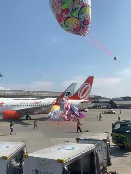 Balão fica preso a avião da Gol - Reprodução/Redes Sociais