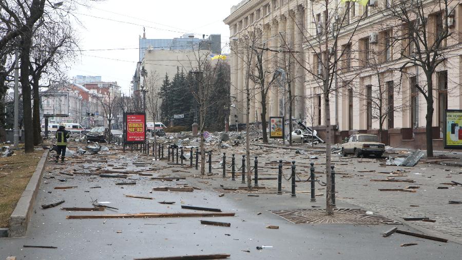 Bombardeio em Kharkiv espalhou destroços pela ruas, que seguem vazias em meio ao toque de recolher - Vyacheslav Madiyevskyy/Reuters