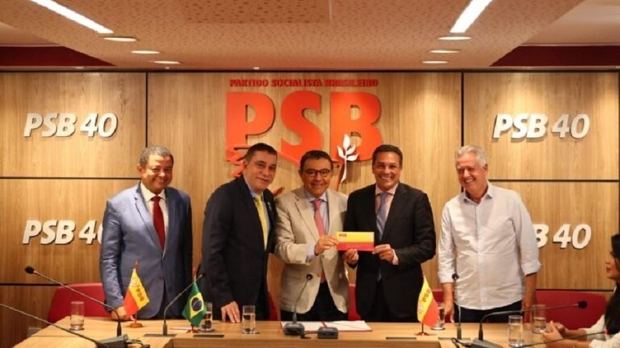 O técnico de futebol Vanderlei Luxemburgo assinou hoje sua carta de filiação ao PSB  - Divulgação/PSB