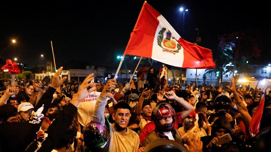 5.abr.2022 - Manifestantes fazem protesto contra aumento dos preços em Lima, no Peru - Alessandro Cinque/Reuters
