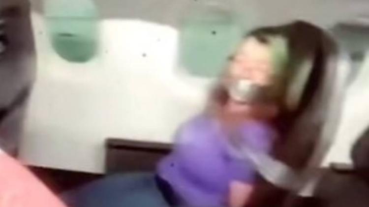 Woman taped to seat on flight in USA;  received the biggest penalty in history - Reproduction/TikTok - Reproduction/TikTok
