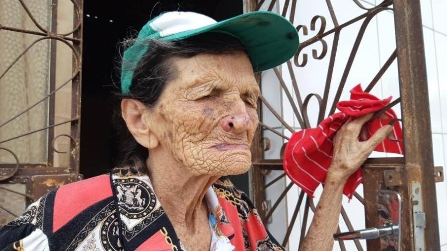Mesmo com 120 anos, dona Josefa tem o hábito de fumar e segue bem com isso - Reprodução/Universa