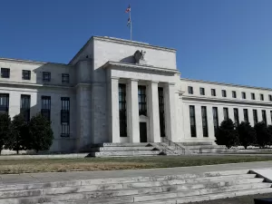 Fed mantém taxa de juros nos EUA, sem prazo para cortes