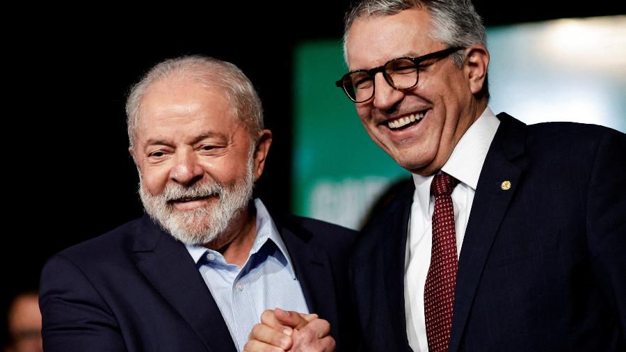 O presidente Lula  ao anunciar o deputado Alexandre Padilha (PT-SP) como ministro da Secretaria de Relações Internacionais - 22.12.22 - Ueslei Marcelino/Reuters 