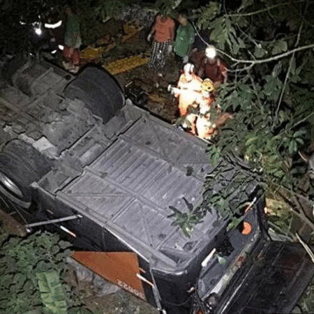 Resgate de vítimas aconteceu com veículo ainda tombado  - Júlio César Martins/O Vigilante Online/Cortesia