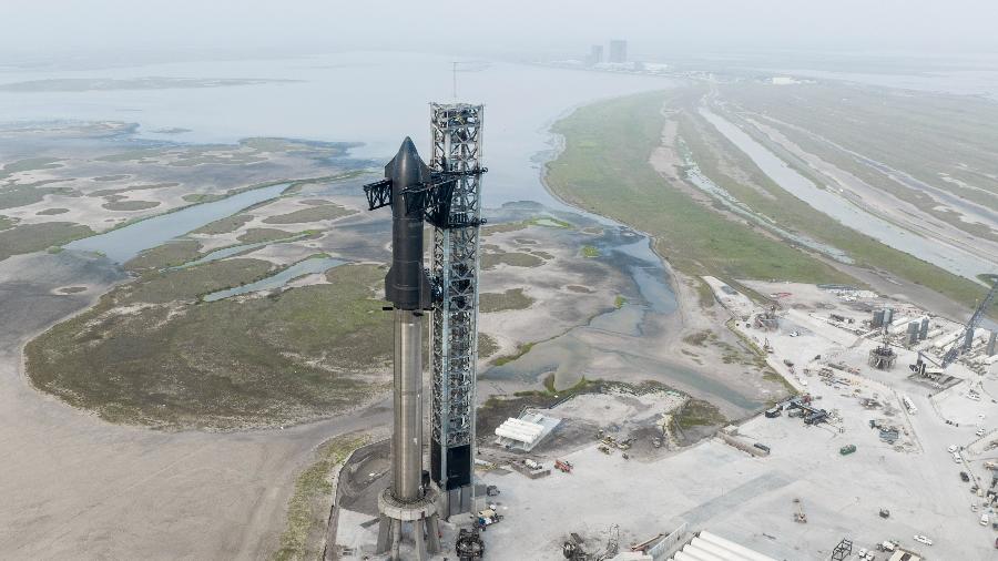 Starship posicionada sobre o foguete Super Heavy, na Starbase da SpaceX, no Texas - SpaceX