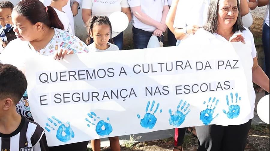 10.abr.2023 - Grupo de pais e alunos protestam por cultura de paz nas escolas, em frente a Escola Estadual João Guimarães Rosa em Betim (MG) - RONALDO DA SILVEIRA/FUTURA PRESS/FUTURA PRESS/ESTADÃO CONTEÚDO