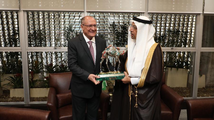 Alckmin ganhou estátua de camelo feita de metal com pedras e base de mármore