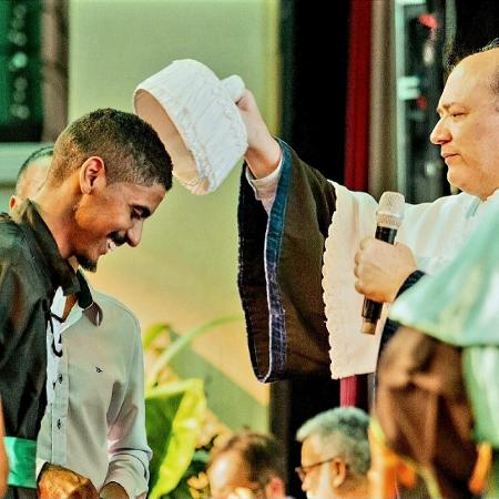 11.out.2023 - Reitor da Ufal, Josealdo Tonholo, concede o grau ao agora médico Maurício Bernardo 11.out.2023 - Reitor da Ufal, Josealdo Tonholo, concede o grau ao agora médico Maurício Bernardo