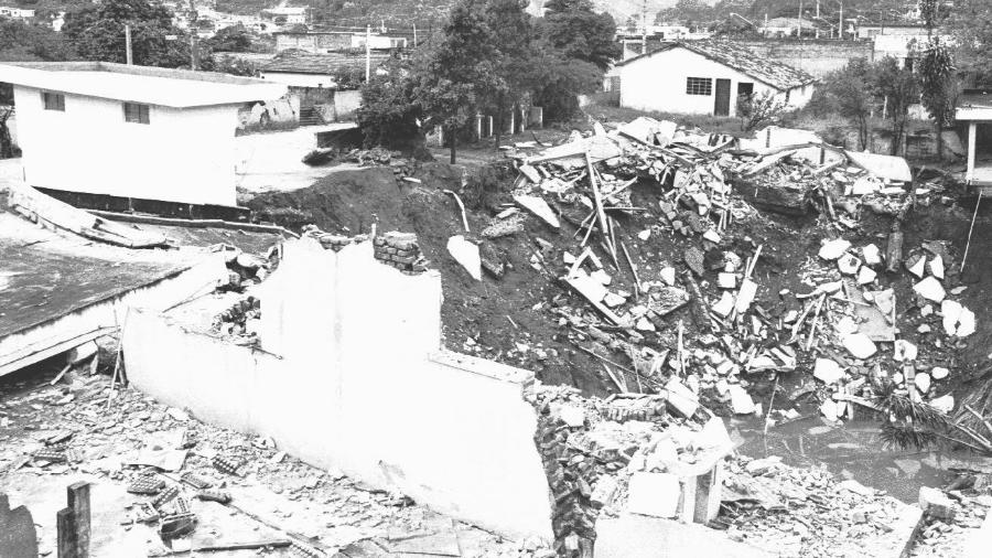 28.dez.1986 - Buraco engoliu casas em Cajamar, na Grande SP - Silvestre P. Silva/Folhapress