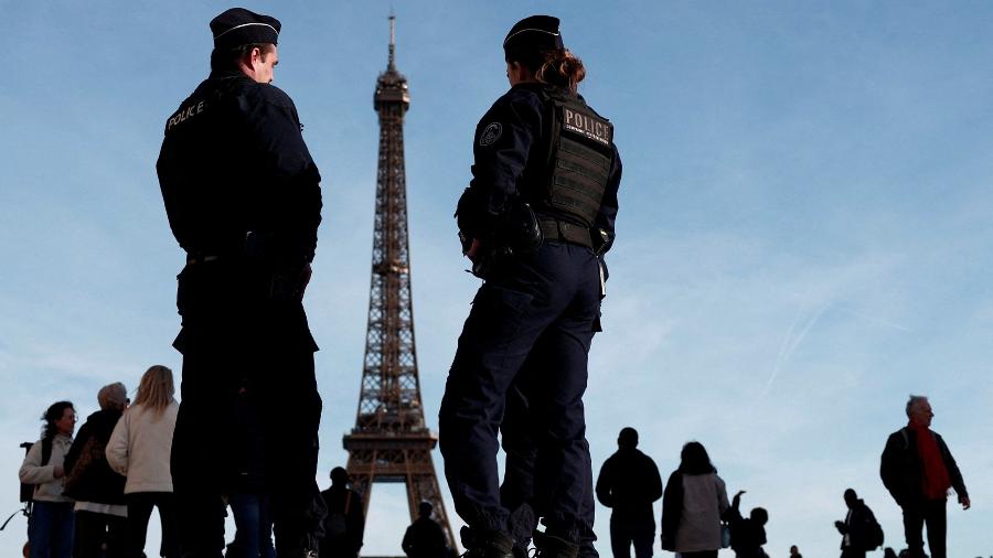 Policiais franceses na praça do Trocadero, perto da Torre Eiffel, em Paris
