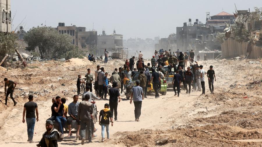 Palestinos que se refugiaram em Rafah deixam a cidade para regressar a Khan Yunis depois de Israel retirar parte das tropas do sul da Faixa de Gaza 