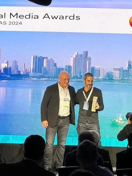O diretor de Conteúdo do UOL, Murilo Garavello, e o CEO do UOL, Paulo Samia, recebem o troféu da WAN-IFRA Digital Media Awards Americas 2024