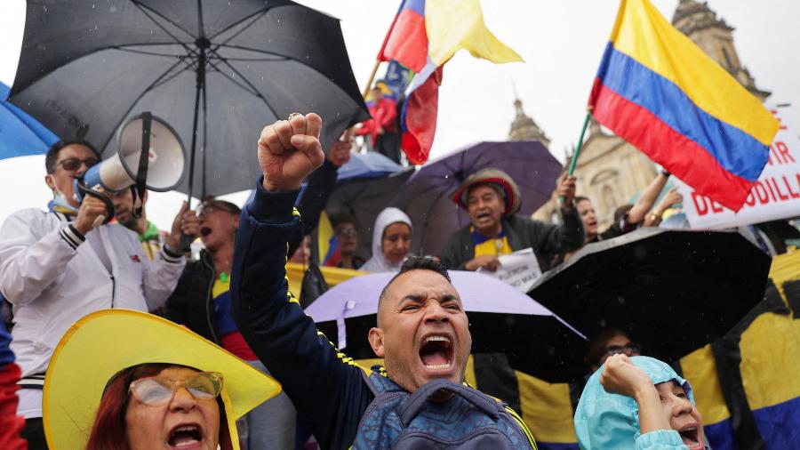 Manifestantes protestam em Bogotá contra as reformas do presidente