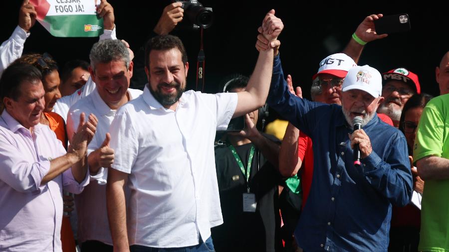 Guilherme Boulos (PSOL) e o presidente Lula (PT) em ato das centrais sindicais em São Paulo