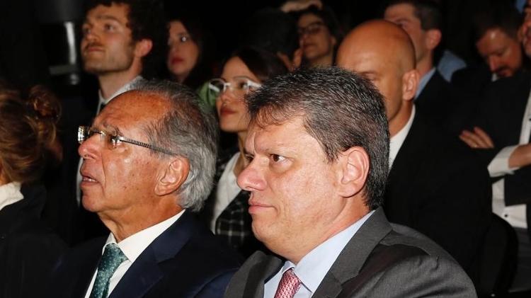 Paulo Guedes (e) acompanha a estreia do documentário "O Caminho da Prosperidade" ao lado do governador de São Paulo, Tarcisio de Freitas
