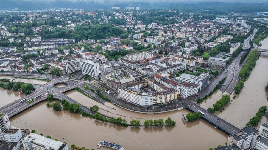 Imagem aérea feita neste sábado (18) mostra parte de rodovia na Alemanha alagada pelo transbordamento do rio Saar