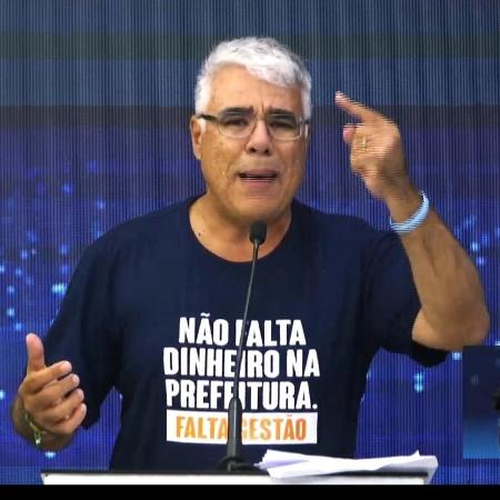 Girão usa camisa com frase e é obrigado a trocar peça durante o debate 