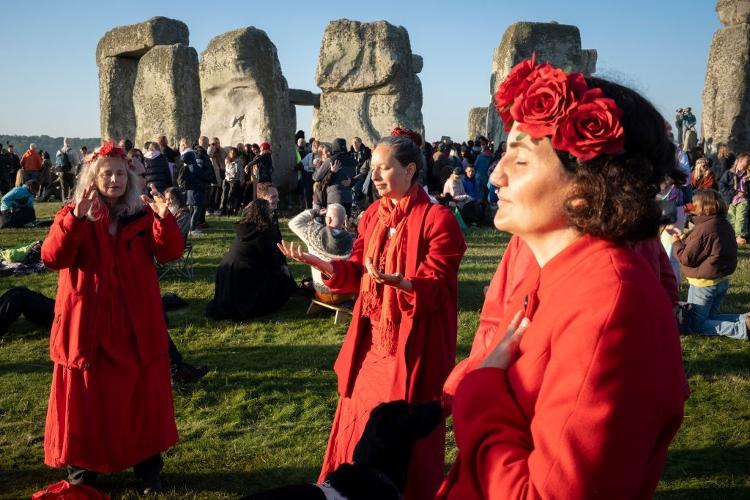 Espiritualistas celebram o solstício de verão (meio do verão e dia mais longo) nas antigas pedras de Stonehenge Espiritualistas celebram o solstício de verão (meio do verão e dia mais longo) nas antigas pedras de Stonehenge
