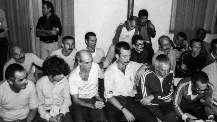 Imagem do dia em que foram libertados os últimos presos Tupamaros, em 1985. Na primeira fila (a partir da esquerda), José Mujica, filho de Adolfo Wassen (morreu na prisão), Mauricio Rosencof, Jorge Zabalza, Julio Marenales e Eleuterio Fernández Huidobro. Imagem do dia em que foram libertados os últimos presos Tupamaros, em 1985. Na primeira fila (a partir da esquerda), José Mujica, filho de Adolfo Wassen (morreu na prisão), Mauricio Rosencof, Jorge Zabalza, Julio Marenales e Eleuterio Fernández Huidobro.