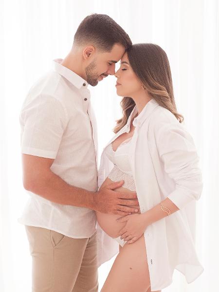 Mariana e o marido; parto estava programado para maio, mas aconteceu antes