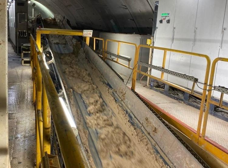Terra escavada pela roda de corte passa por detector de metal antes de viajar 4 km até piscina de lama Terra escavada pela roda de corte passa por detector de metal antes de viajar 4 km até piscina de lama