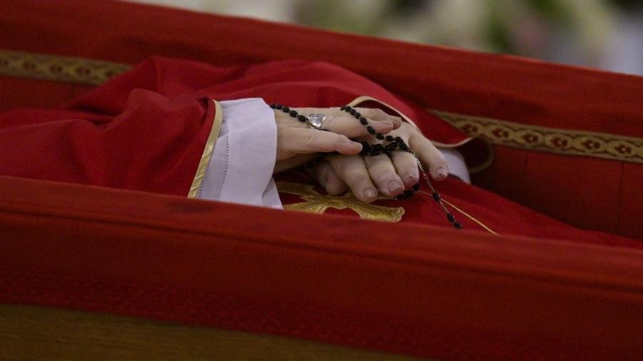 Fotos do corpo do papa Francisco no caixão foram divulgadas pelo Vaticano hoje