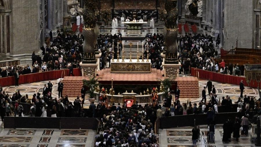25.abr.2025 - Fiéis dentro da Basílica de São Pedro para dar o último adeus ao papa Francisco 25.abr.2025 - Fiéis dentro da Basílica de São Pedro para dar o último adeus ao papa Francisco