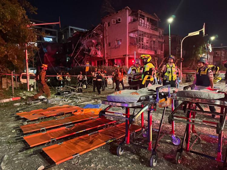 13.jun.2025 - Resgates após ataques em Tel Aviv 13.jun.2025 - Resgates após ataques em Tel Aviv