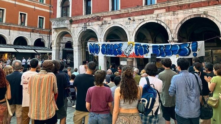 Moradores de Veneza protestam contra casamento de Bezos; "Sem espaço para Bezos", diz cartaz Moradores de Veneza protestam contra casamento de Bezos; "Sem espaço para Bezos", diz cartaz