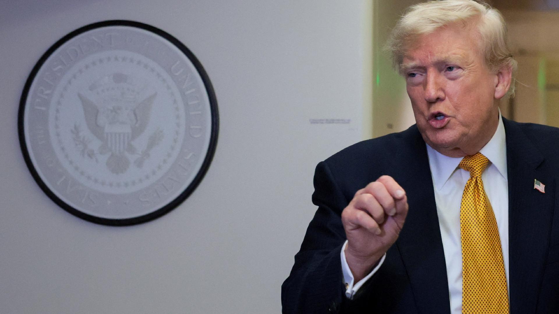 Presidente dos EUA, Donald Trump, fala com repórteres durante voo - undefined