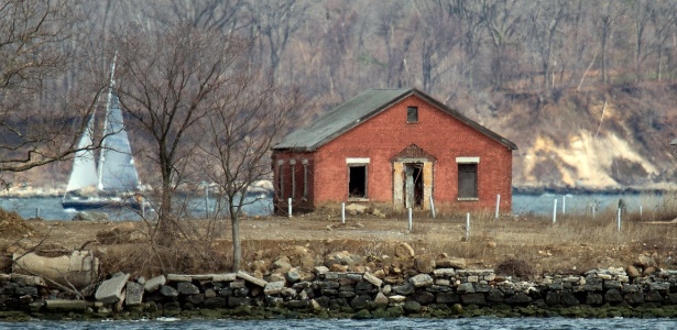 Casa abandonada em Hart Island, ilha desabitada de Nova York que contém o maior cemitério dos EUA - Don Emmert/AFP